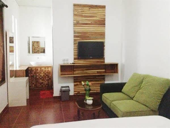 Puri Minggiran Guesthouse Yogya Джокьякарта Экстерьер фото