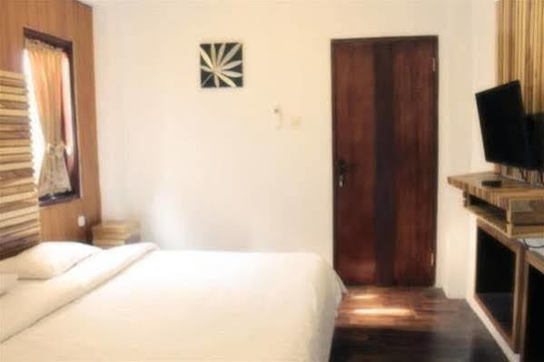 Puri Minggiran Guesthouse Yogya Джокьякарта Экстерьер фото