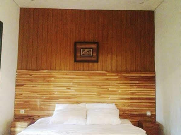Puri Minggiran Guesthouse Yogya Джокьякарта Экстерьер фото